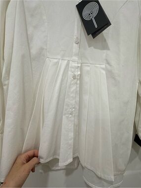 White Fashion Pleated Button-Front Blouse with Point Collar w/French cuff.
